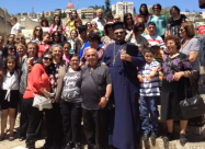  بالصور: الاب قسطنطين نصار ينظم رحلة دينية تاريخية إلى طبريا 